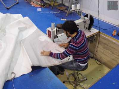 Le vele possono essere di materiali naturali come tela, cotone e canapa, oppure di fibre sintetiche come dracon, mylar, kevlar o carbonio